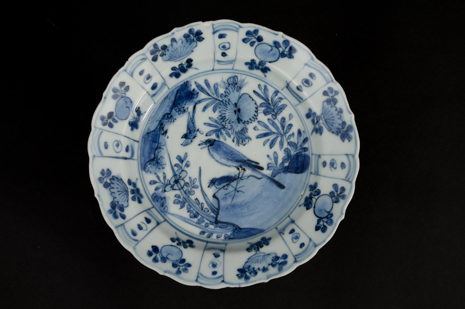 A blue and white 'kraak' porcelain dish with a scalloped rim, decorated with birds on a rock and - Image 2 of 4