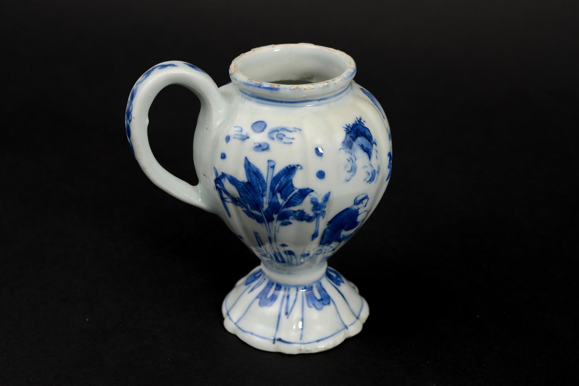 A blue and white porcelain mustard jar with ear, decorated with an outdoor scene with servant, - Image 4 of 6