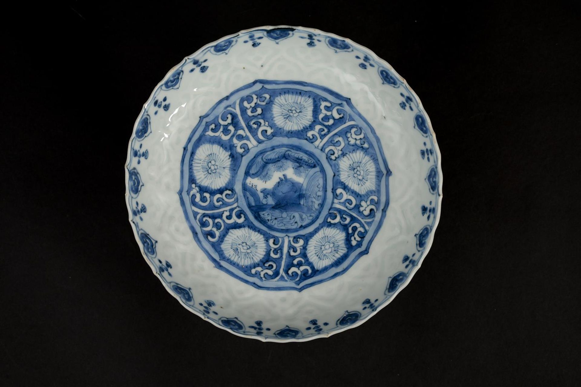 A blue and white 'kraak' porcelain dish with a scalloped rim, decorated with a flying horse and - Image 3 of 6