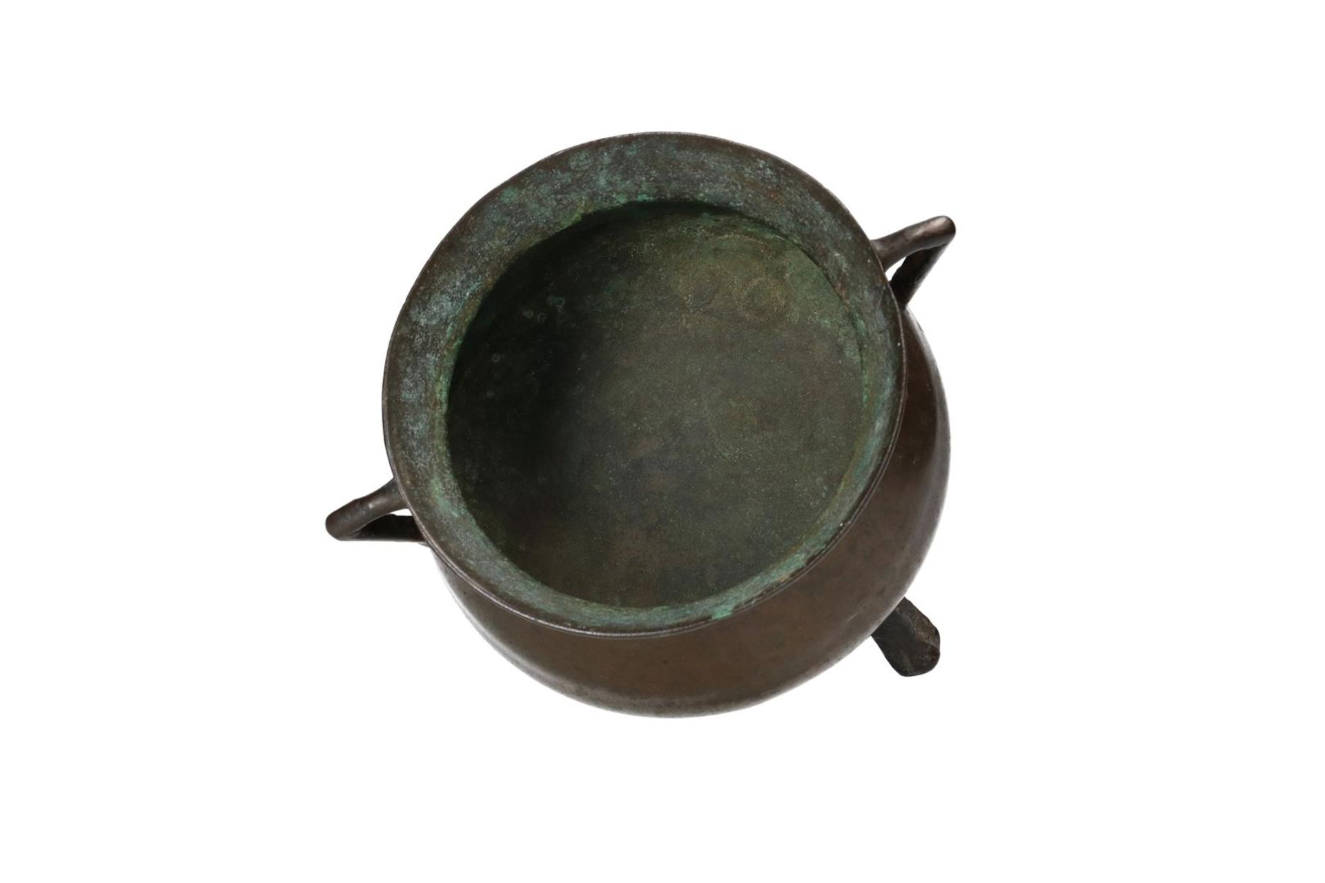 A bronze cooking pot, Holland 17th century. H. 15.5 cm. Diam. 21.5 cm. Condition report available on - Image 5 of 6
