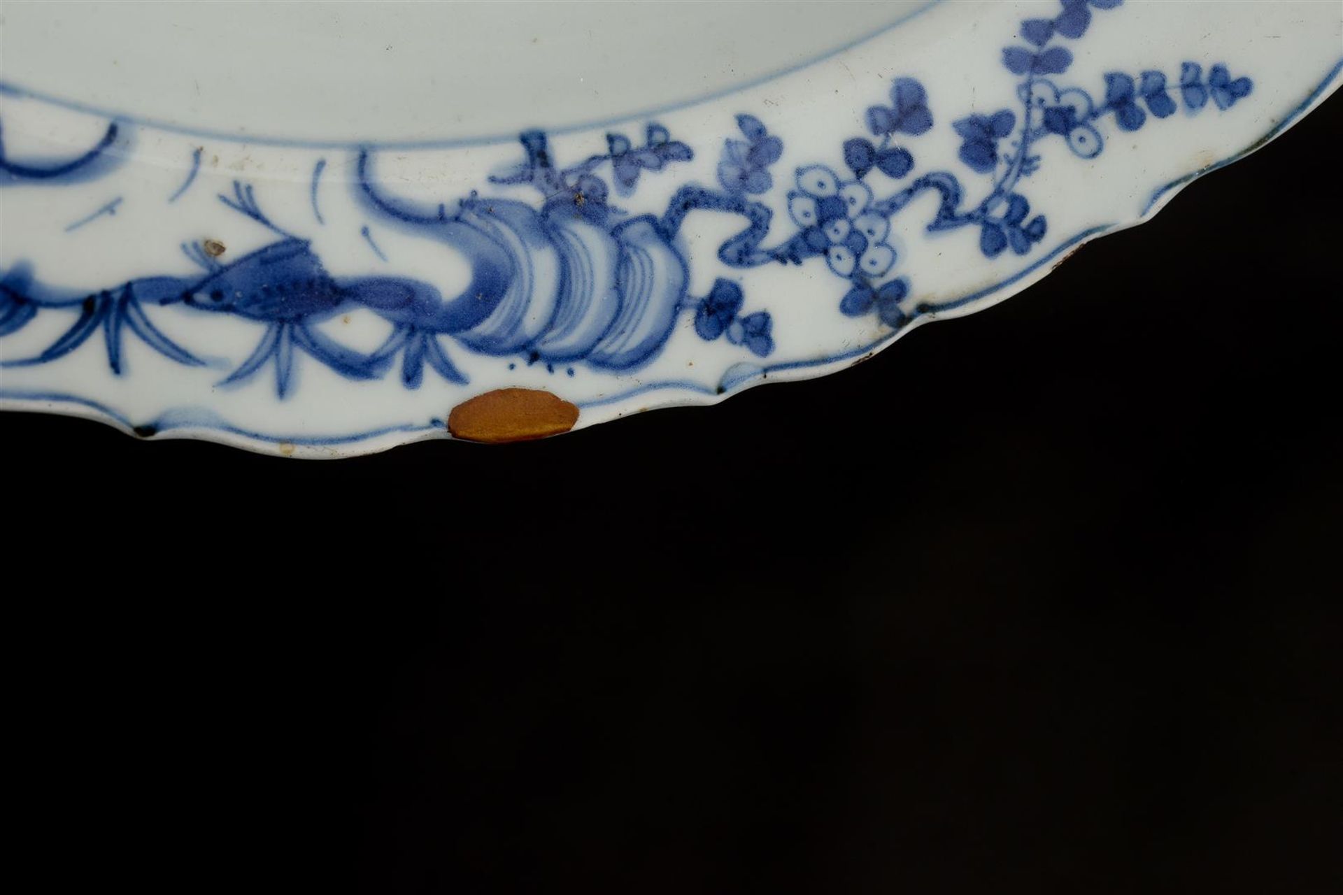 A blue and white porcelain deep charger with a scalloped rim, decorated with two ducks in a lotus - Image 6 of 7