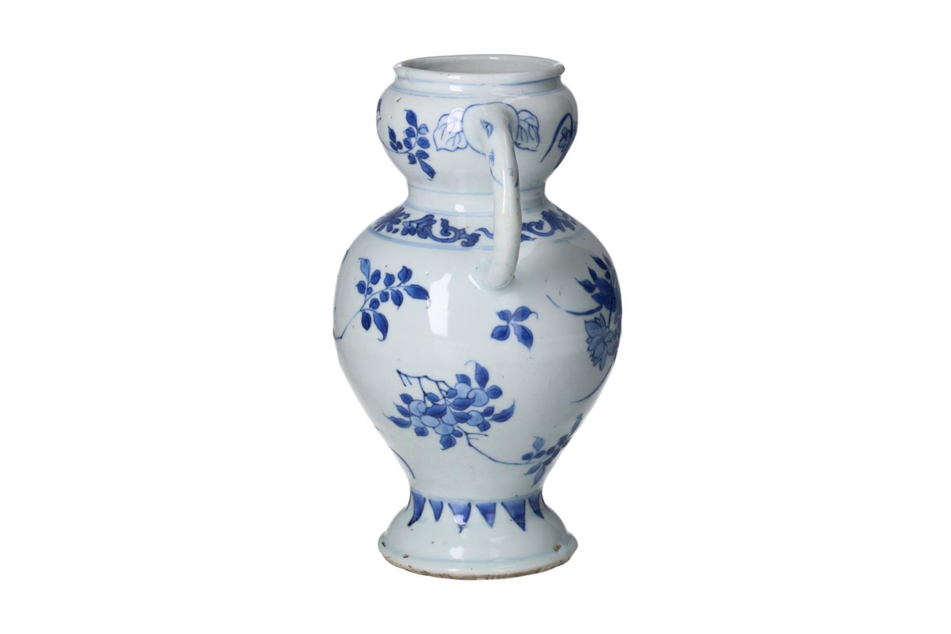 A blue and white porcelain vase with two handles in the shape of elephant trunks, decorated with - Bild 4 aus 6