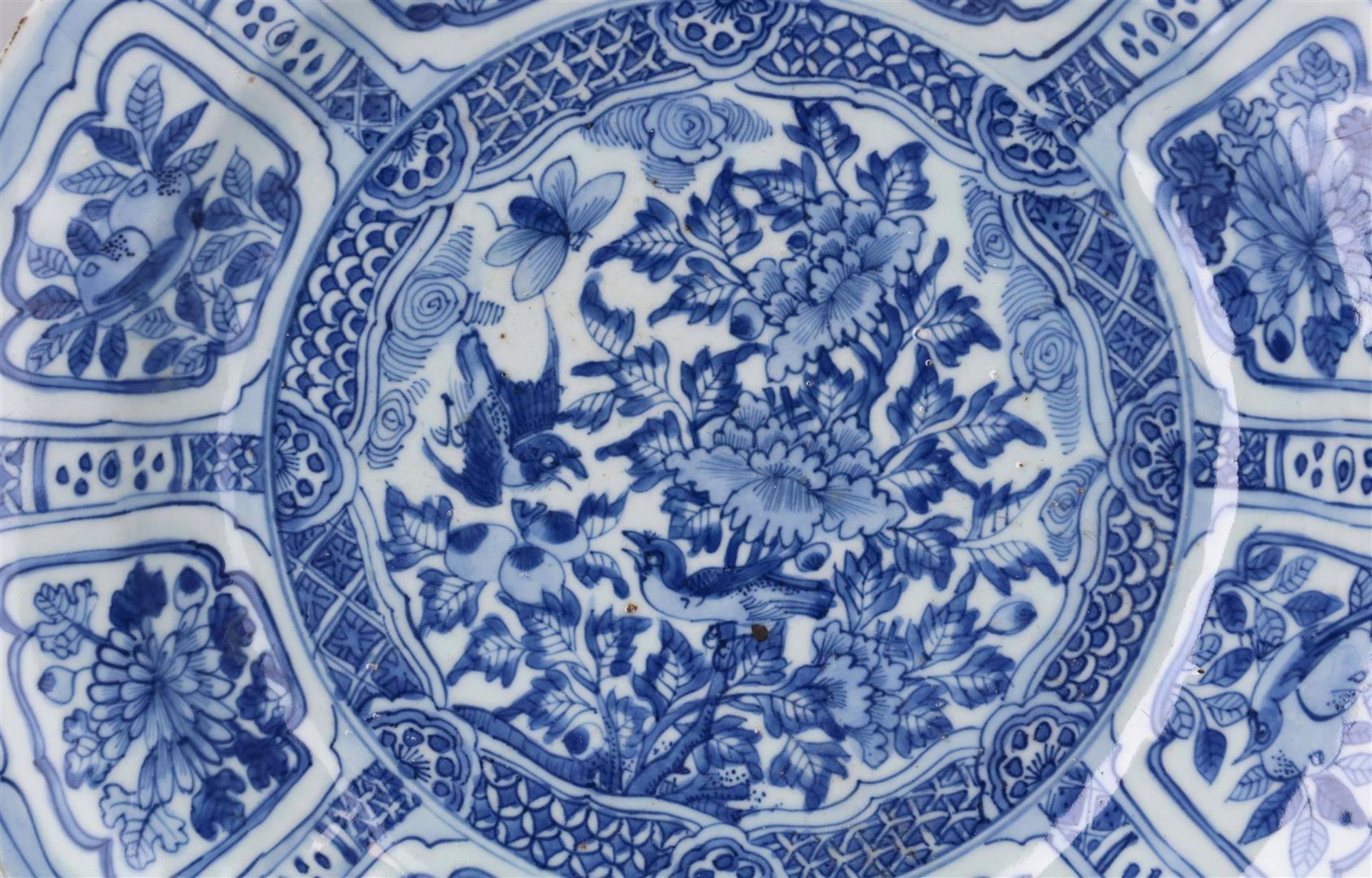 A blue and white 'kraak' porcelain charger with scalloped rim, decorated with flowers, birds, a - Image 2 of 3