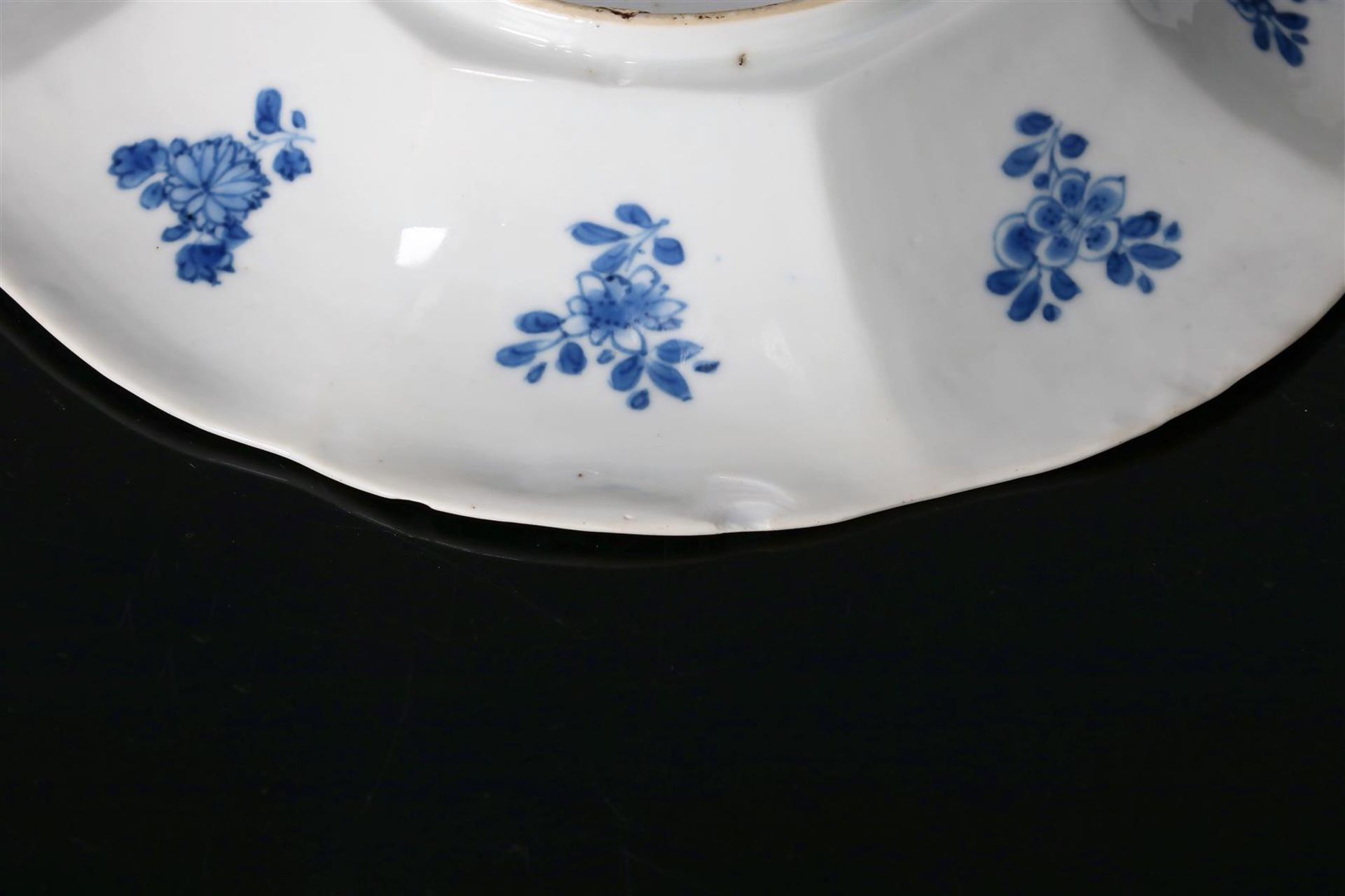 A pair of blue and white porcelain dishes, with a decor of travelers in a landscape and the lobed - Image 4 of 6