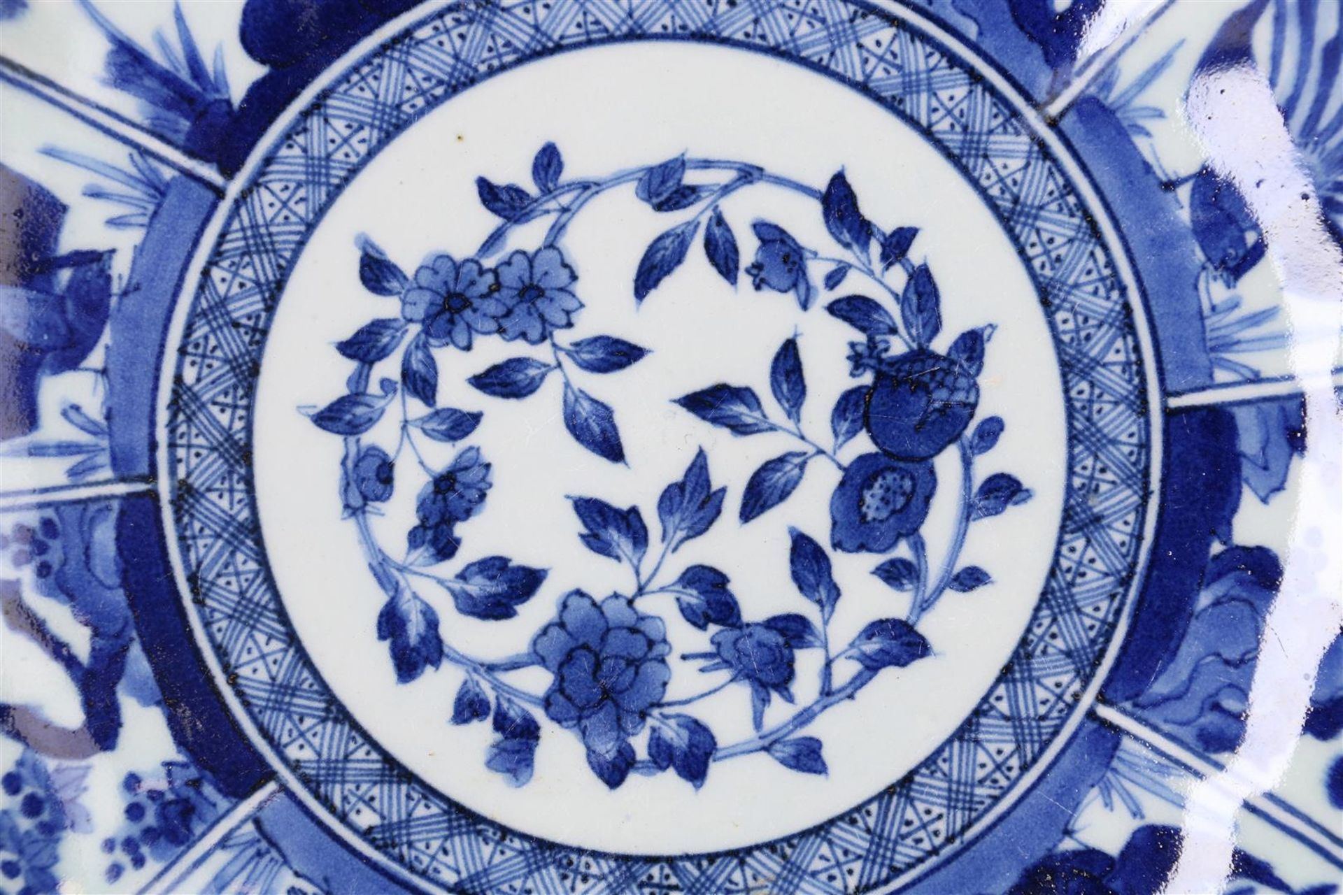 A blue and white Arita porcelain deep charger with scalloped rim, decorated with peacocks, plants - Image 3 of 3
