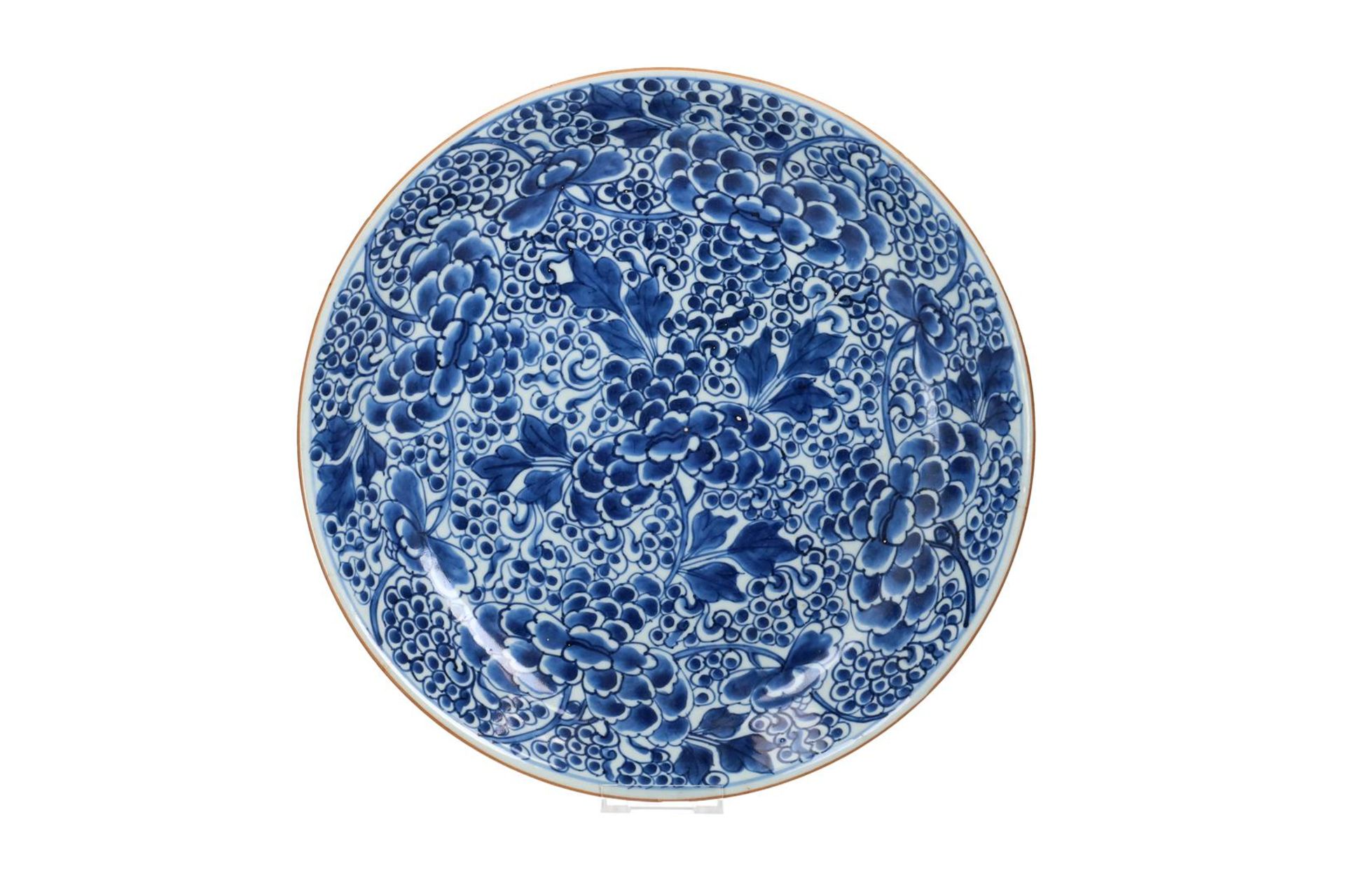 A blue and white porcelain charger with a floral decoration. Unmarked. China, Kangxi. Diam. 36 cm.