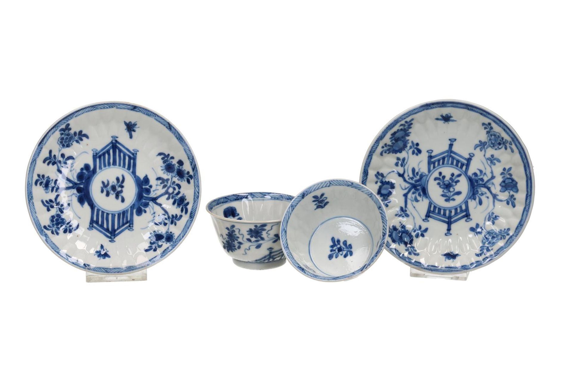 A set of six blue and white porcelain cups and saucers, decorated with a floral decor and a fence in - Image 5 of 5
