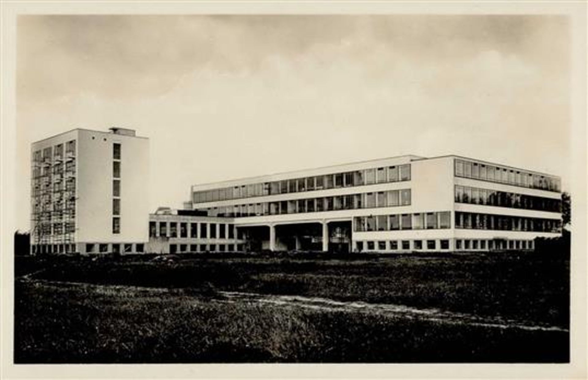 Bauhaus Dessau (o-4500) Neubau Nordostansicht Foto-Karte I-II