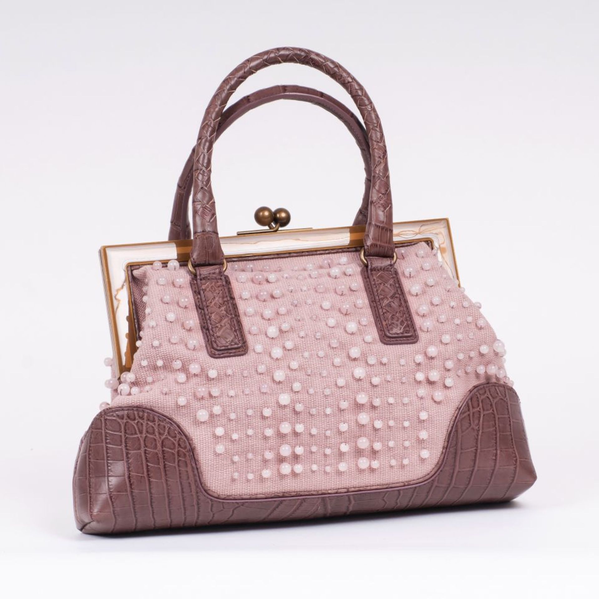 Bottega Veneta. Handbag mit rosa Glasperlen.