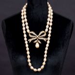 Chanel. Gossens Faux Pearl Collier mit großer Strass- Schleife.