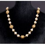 Chanel. Collier mit Strass-Quadern und Kugeln von Victoire de Castallane.