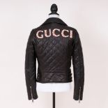 Gucci. Black Quilted Leather Biker Jacket mit Faux Pearls.