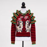 Gucci. Wool Ruffle Pullover mit Stripes 'Staffordshire Dogs'.