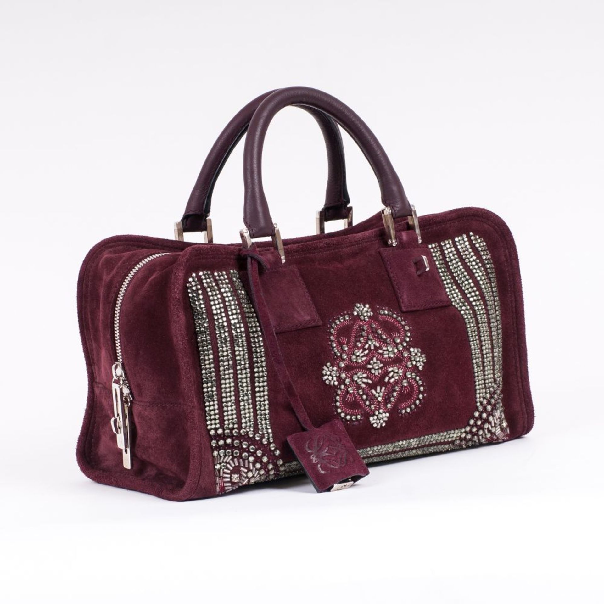 Loewe. Weinroter Shopper mit Strass.