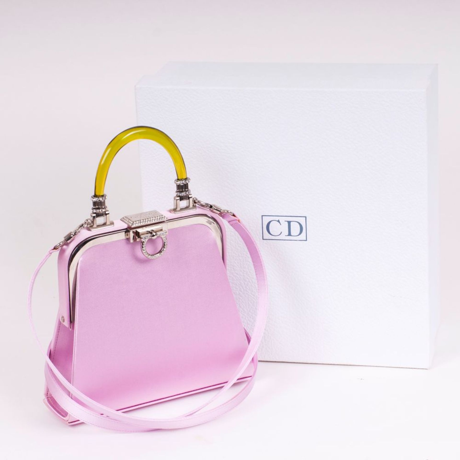 Christian Dior. Satin Bag in Rosa mit Plexiglas-Henkel. - Image 2 of 2