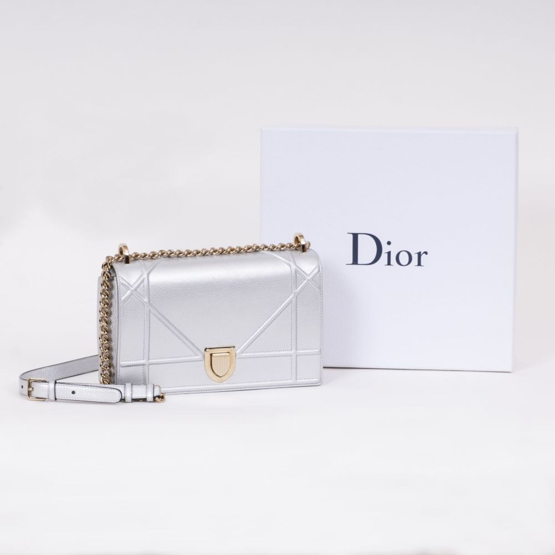 Christian Dior. Diorama Clutch Silber. - Bild 2 aus 2