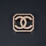 Chanel. Logo-Brosche mit Strass-Besatz 'CC'.