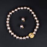 Christian Dior. Faux Pearls Kette und Paar Ohrclips.