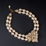 Chanel. Faux Pearl Collier mit großer Strass-Blüte.