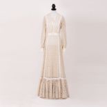 Gucci. GG Logo Maxi Macramé-Spitzenkleid in Ivory.