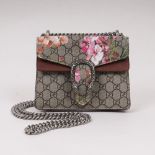 Gucci. Ikonische Dionysus Mini Bag mit Blumenprint.