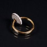 Chanel. Ring-Brosche mit Strass-Besatz.