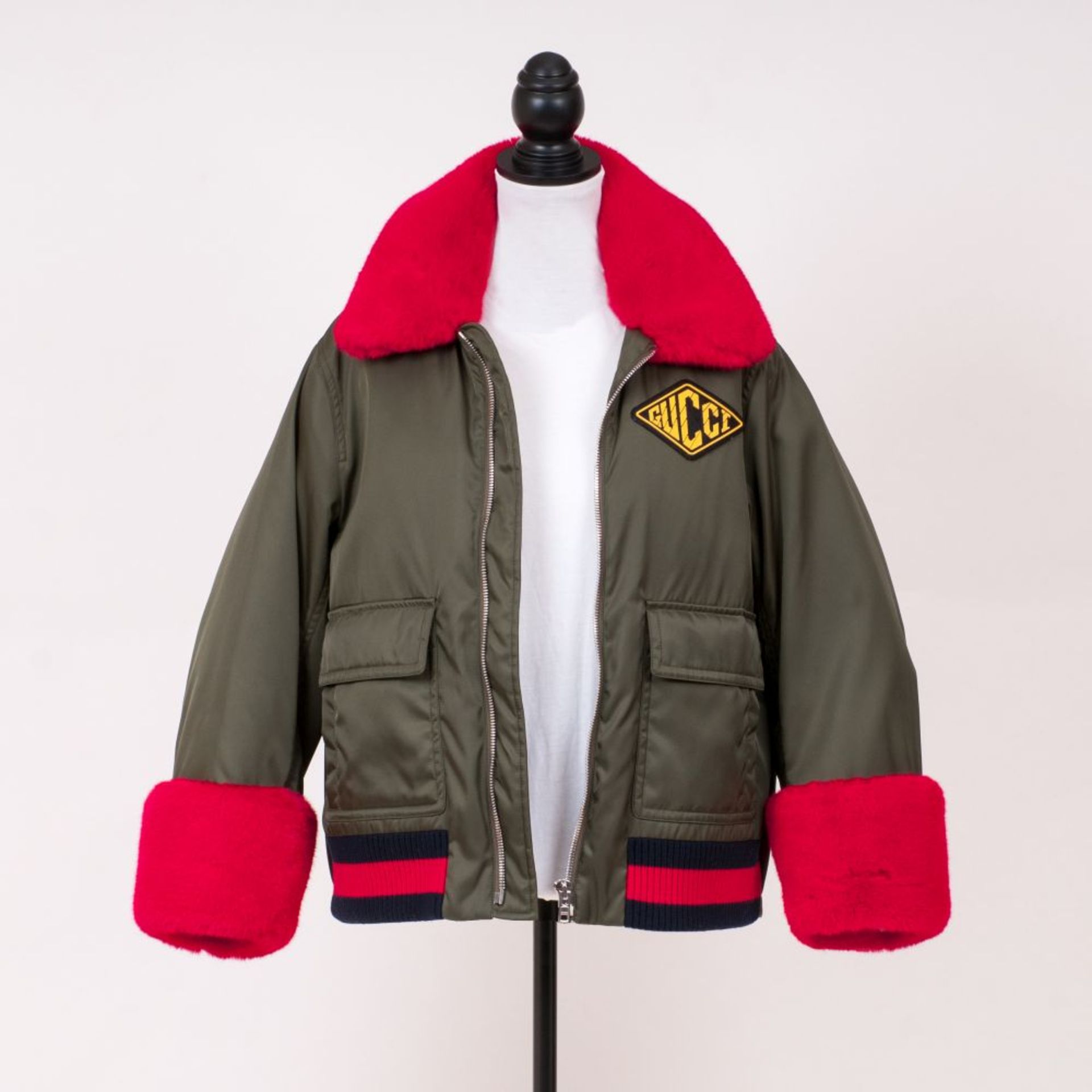 Gucci. Bomberjacke mit Logo Patch.