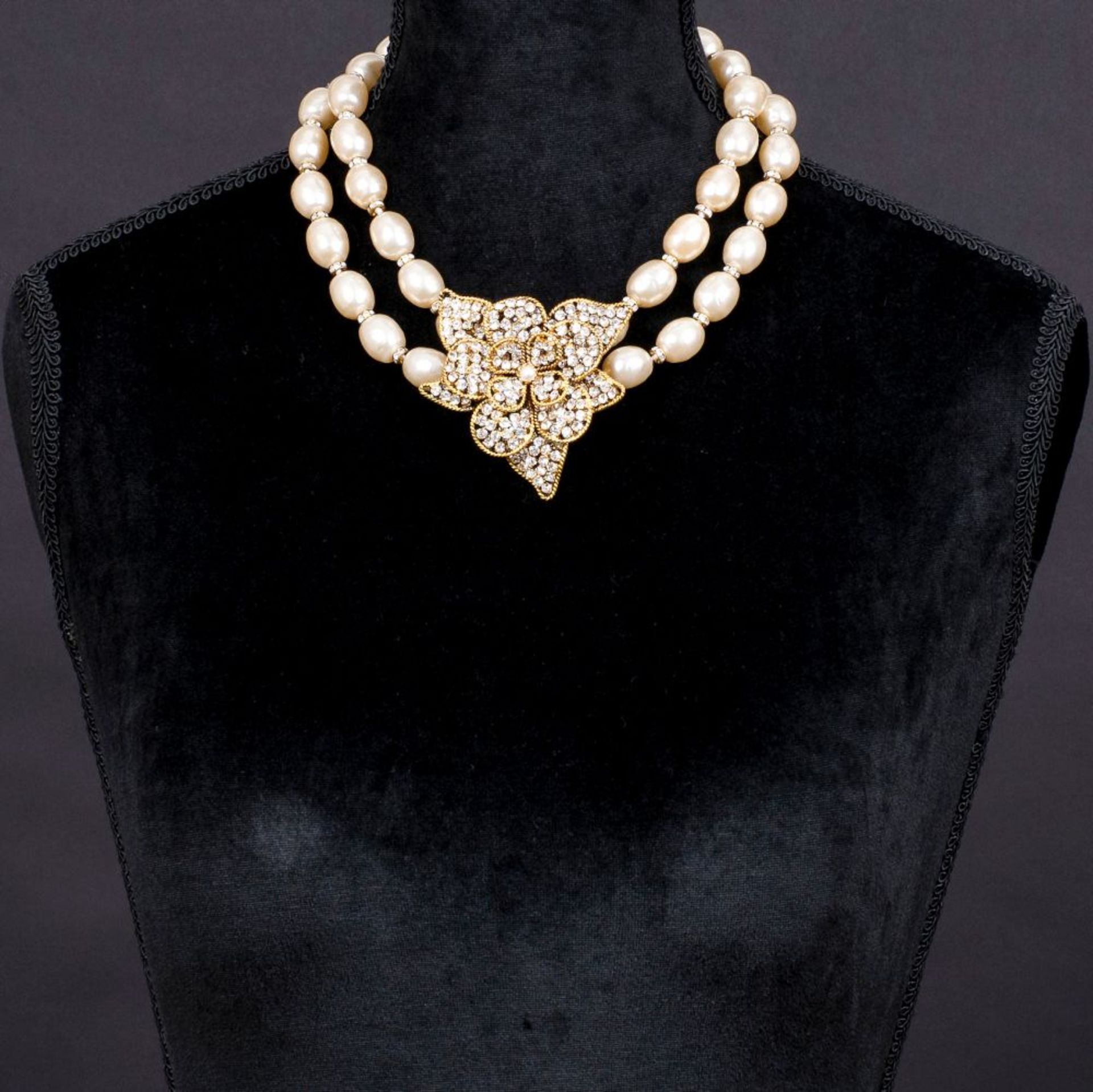 Chanel. Faux Pearl Collier mit großer Strass-Blüte. - Image 2 of 2