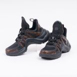 Louis Vuitton. Paar LV Archlight Sneakers in Schwarz.