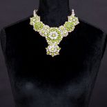 Valentino Garavani. Swarovski Blüten-Collier in Pistaziengrün.