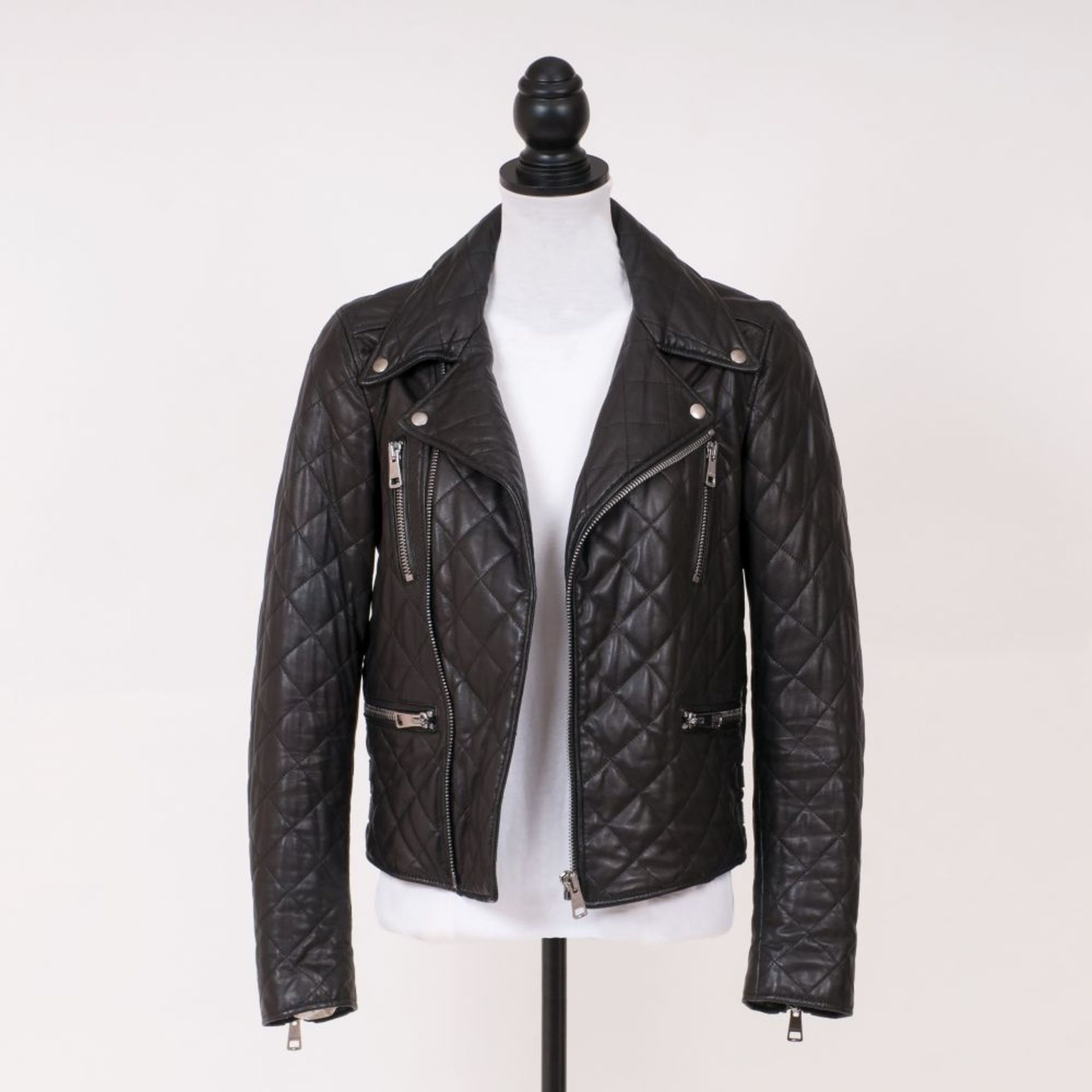 Gucci. Black Quilted Leather Biker Jacket mit Faux Pearls. - Bild 2 aus 2