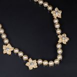 Valentino Garavani. Faux Pearl Blüten-Collier mit Swarovski-Kristallen.