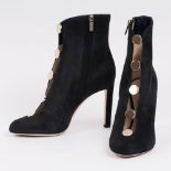 Jimmy Choo. Paar Highheels Ankle Boots in Schwarz mit offener Knopf-Leiste.