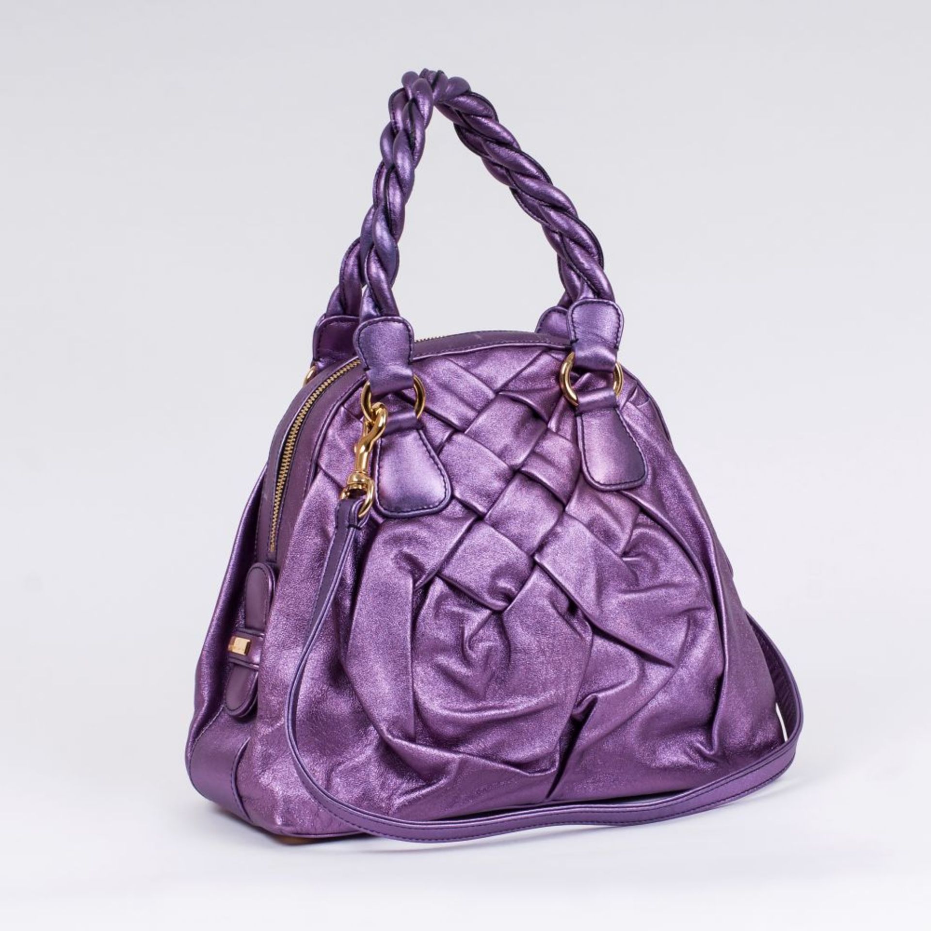 Valentino Garavani. Metallic-Violett Handbag.