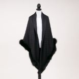 Louis Vuitton. Monogramm Cape mit Pelzbesatz Schwarz.