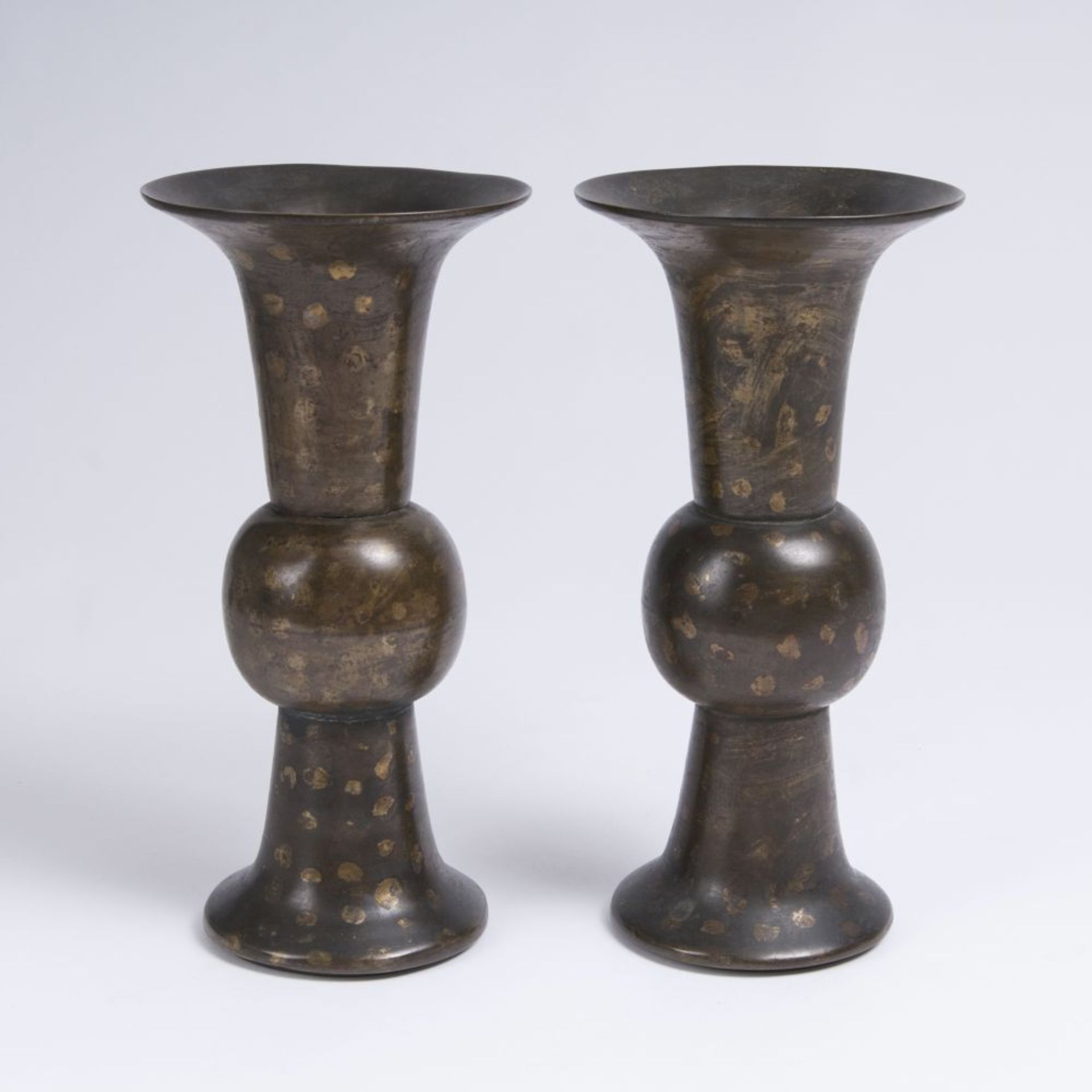 Paar Gu-Vasen mit Goldflimmer.