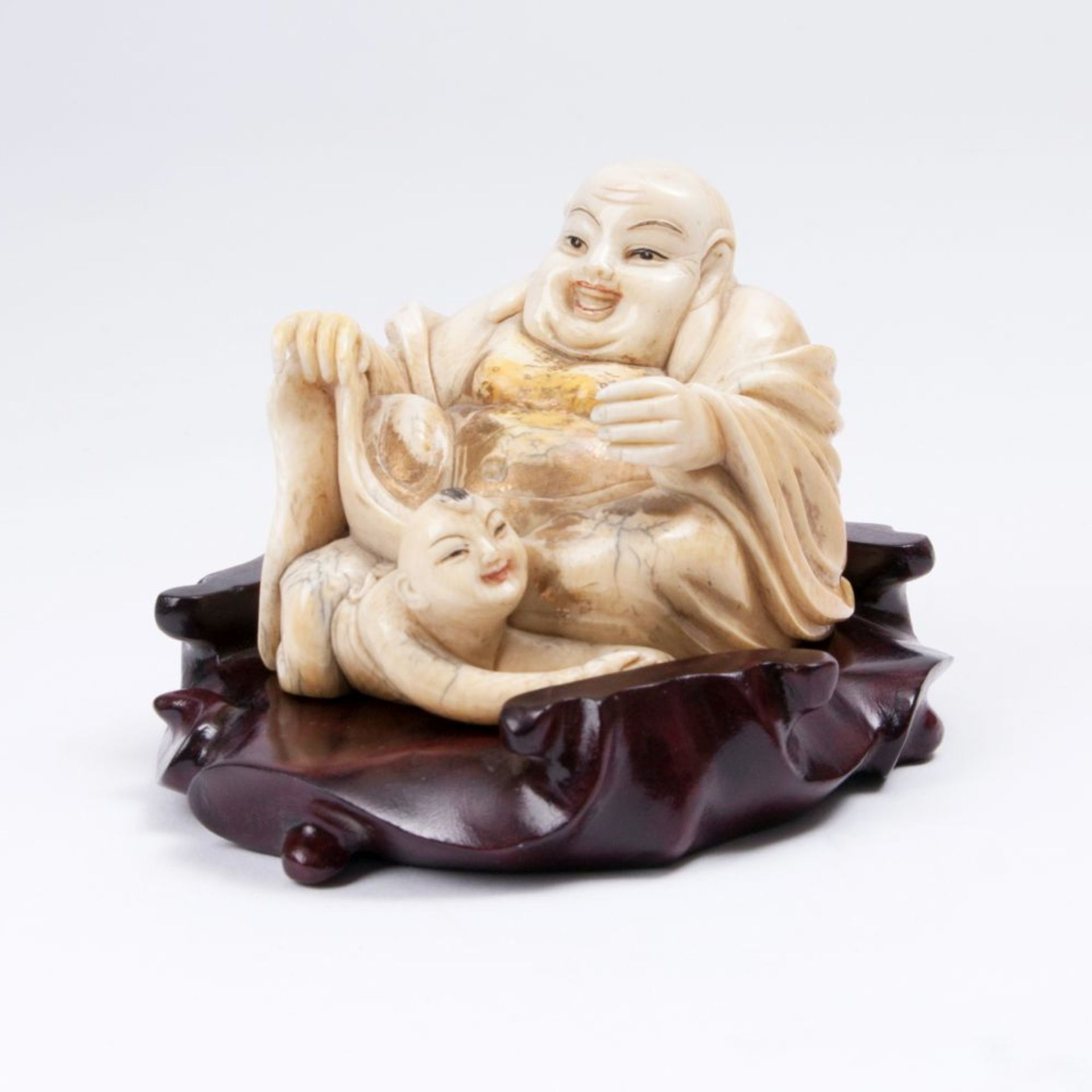 Figur eines sitzenden Budai mit Kind.