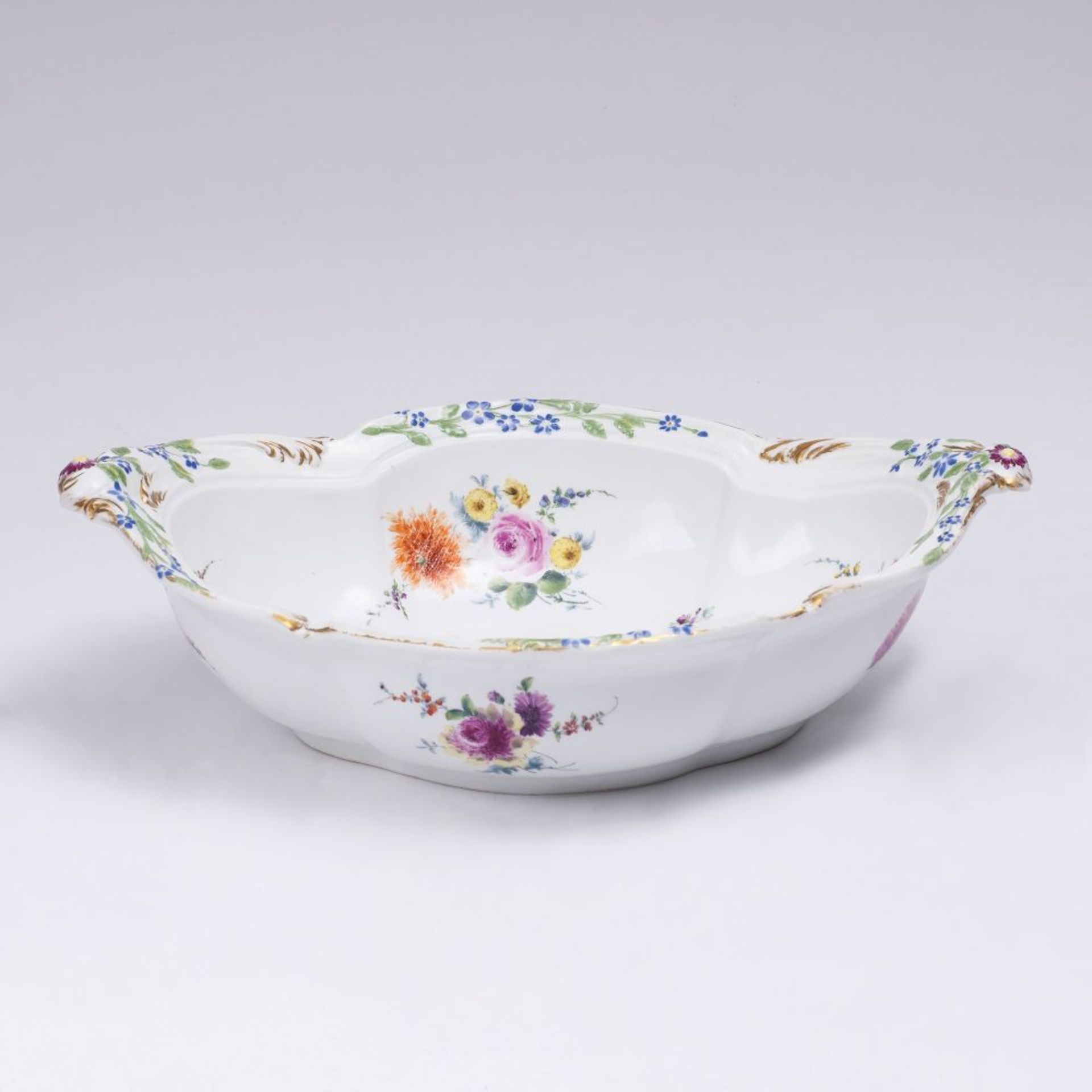 Ovale Buckelschale mit Blumenbouquets. Meissen, um 1765. Porzellan, farbig bemalt. Fassonierte