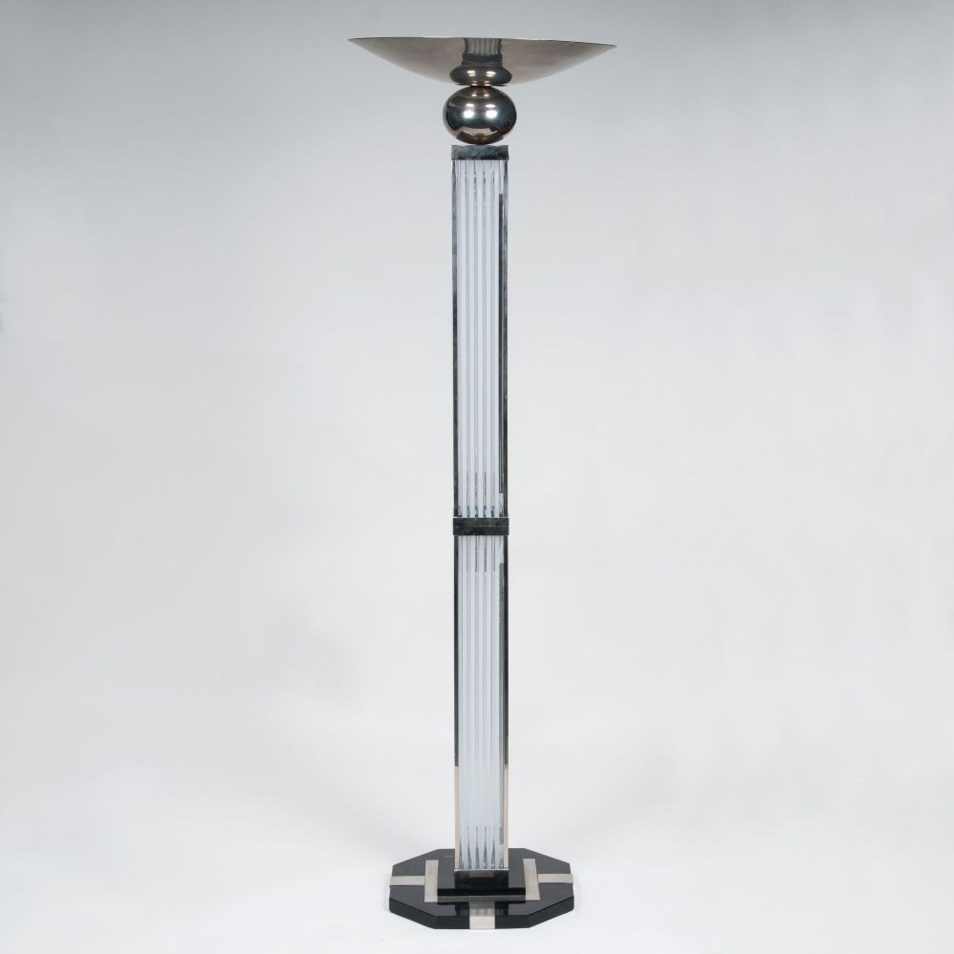 Stehlampe im Art-déco Stil. Messing, vernickelt, Glas. Oktogonaler Fuß in Hochglanz-Schwarzlack