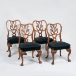 Satz von 4 seltenen Chippendale-Stühlen. England, 2. Hälfte 18 Jh. Nussholz. 4 geschweifte Beine,