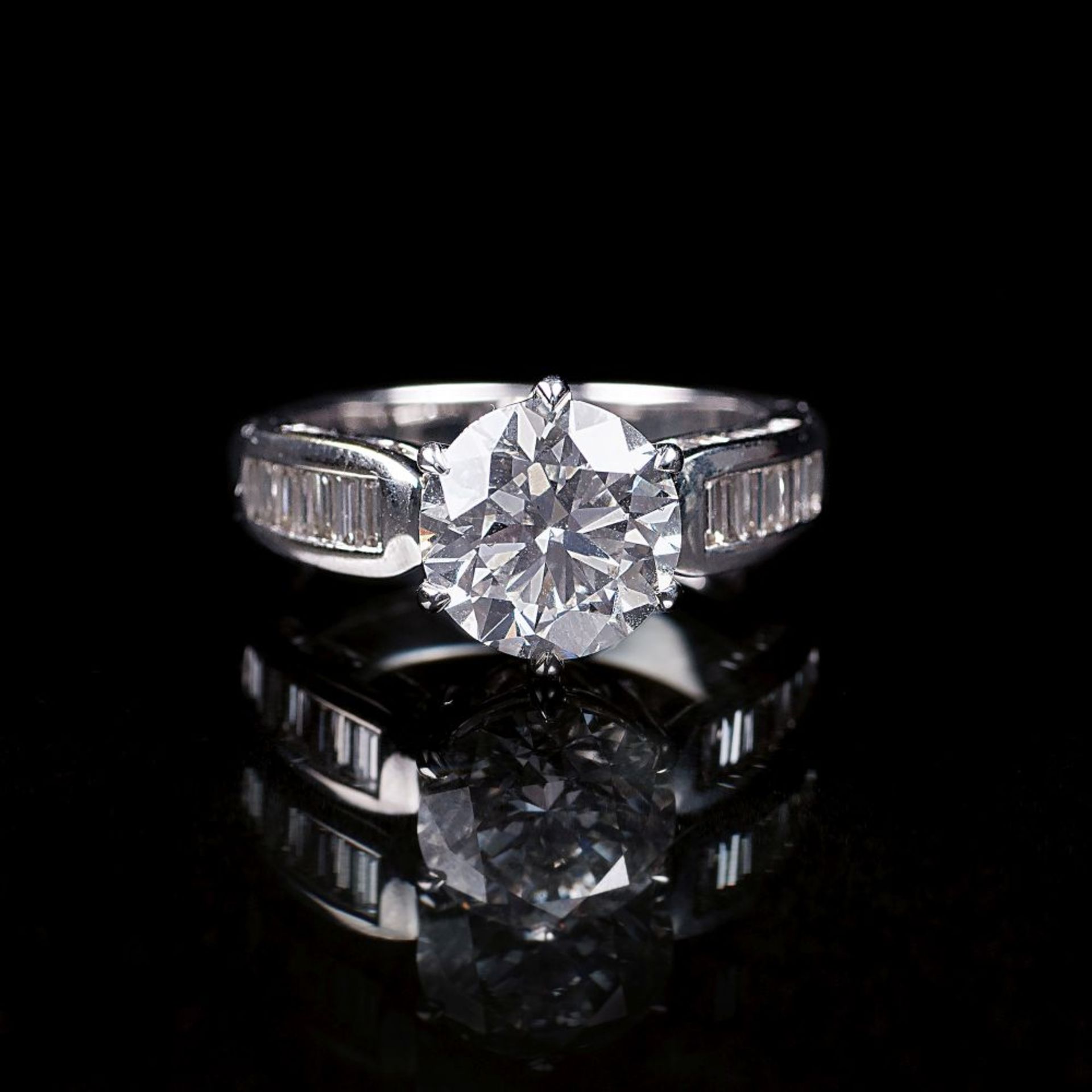 Diamant-Ring mit Solitär. 18 kt. WG, gest. In sechsfacher Krappenfassung der Solitär im