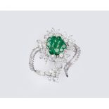 Juwelier Wilm gegr. 1767, Hamburg. Vintage Smaragd-Diamant-Brosche 'Blüte'. Um 1960. 18 kt. WG,