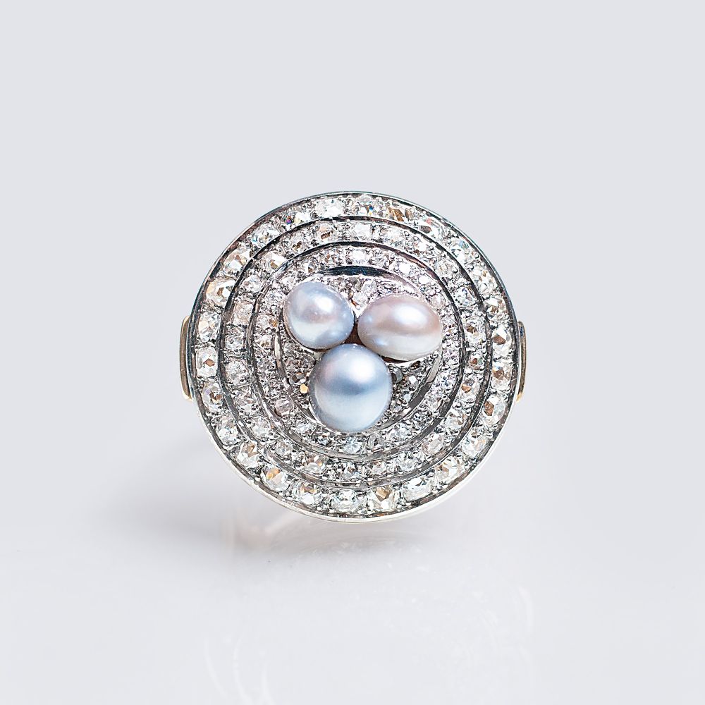 Art-déco Diamant-Ring mit Perlen. Um 1930. 14 kt. GG mit WG. Runder, gestufter Ringkopf, in