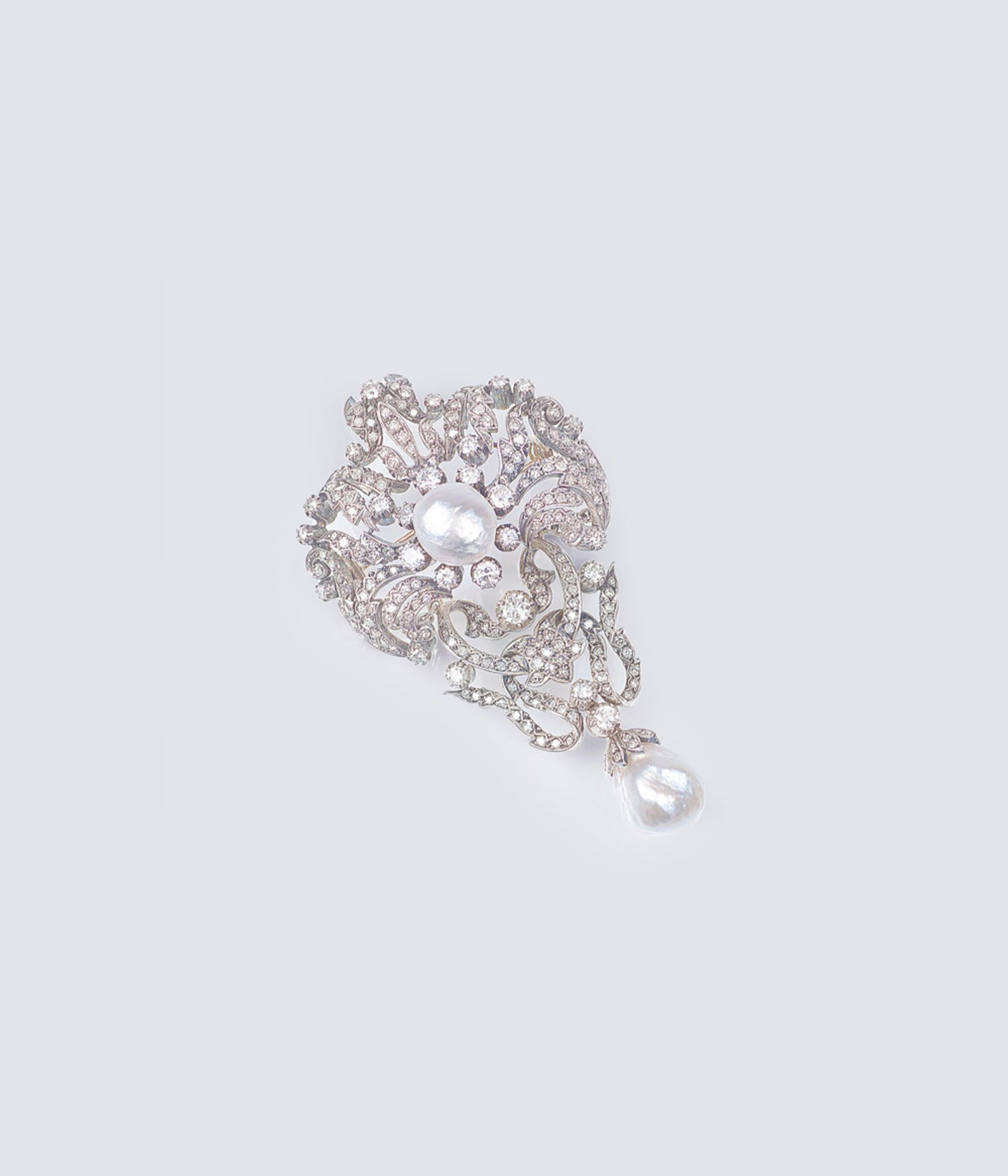 Feine Art-Nouveau Diamant-Brosche mit Barock-Perlen. Um 1915/20. 14 kt. Roségold mit Silber, - Bild 2 aus 2
