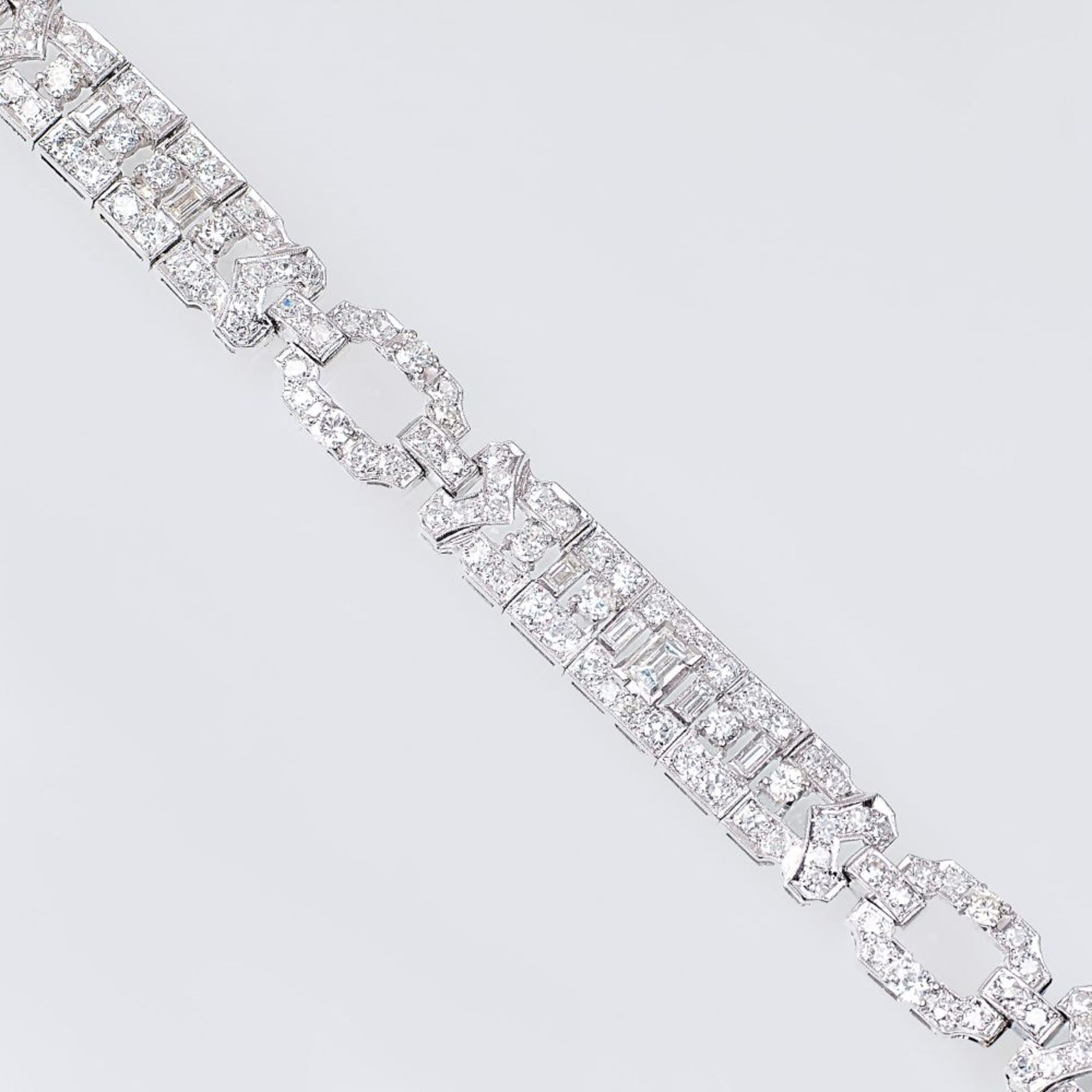 Art-déco Diamant-Armband. Um 1920/25. Platin, gest. 'Platinum'. Umlaufend mit 9 Diam. im - Bild 2 aus 2