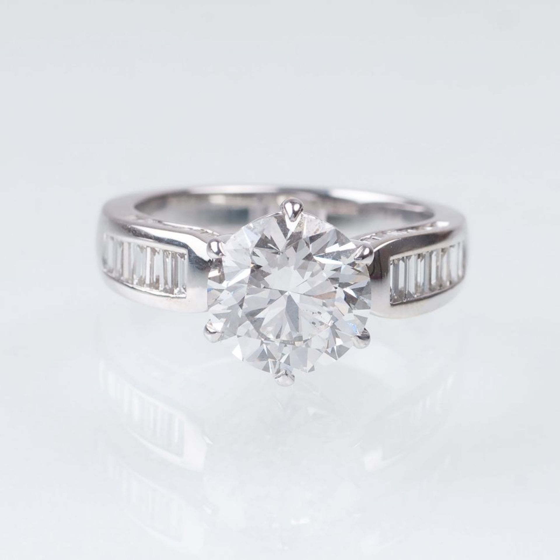 Diamant-Ring mit Solitär. 18 kt. WG, gest. In sechsfacher Krappenfassung der Solitär im - Image 2 of 2