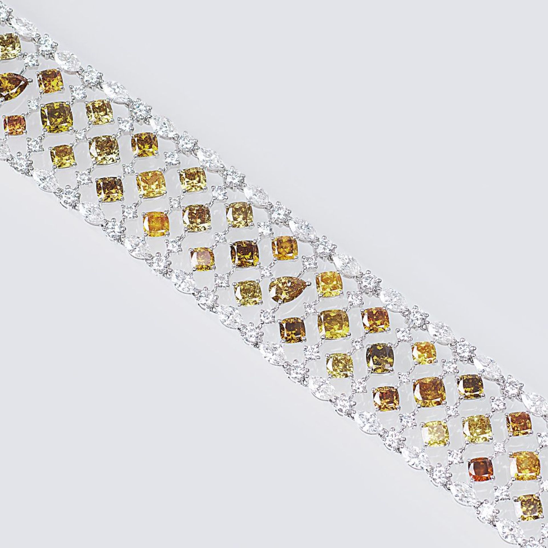 Diamant-Armband mit Fancy und River - fein weißem Diamant-Besatz. 18 kt. WG, gest. Farbfeiner Besatz