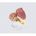 Pink-Saphir Ring 'Panther'. 18 kt. GG mit WG, gest. Gegabelte Ringschiene mit doppeltem Panther-