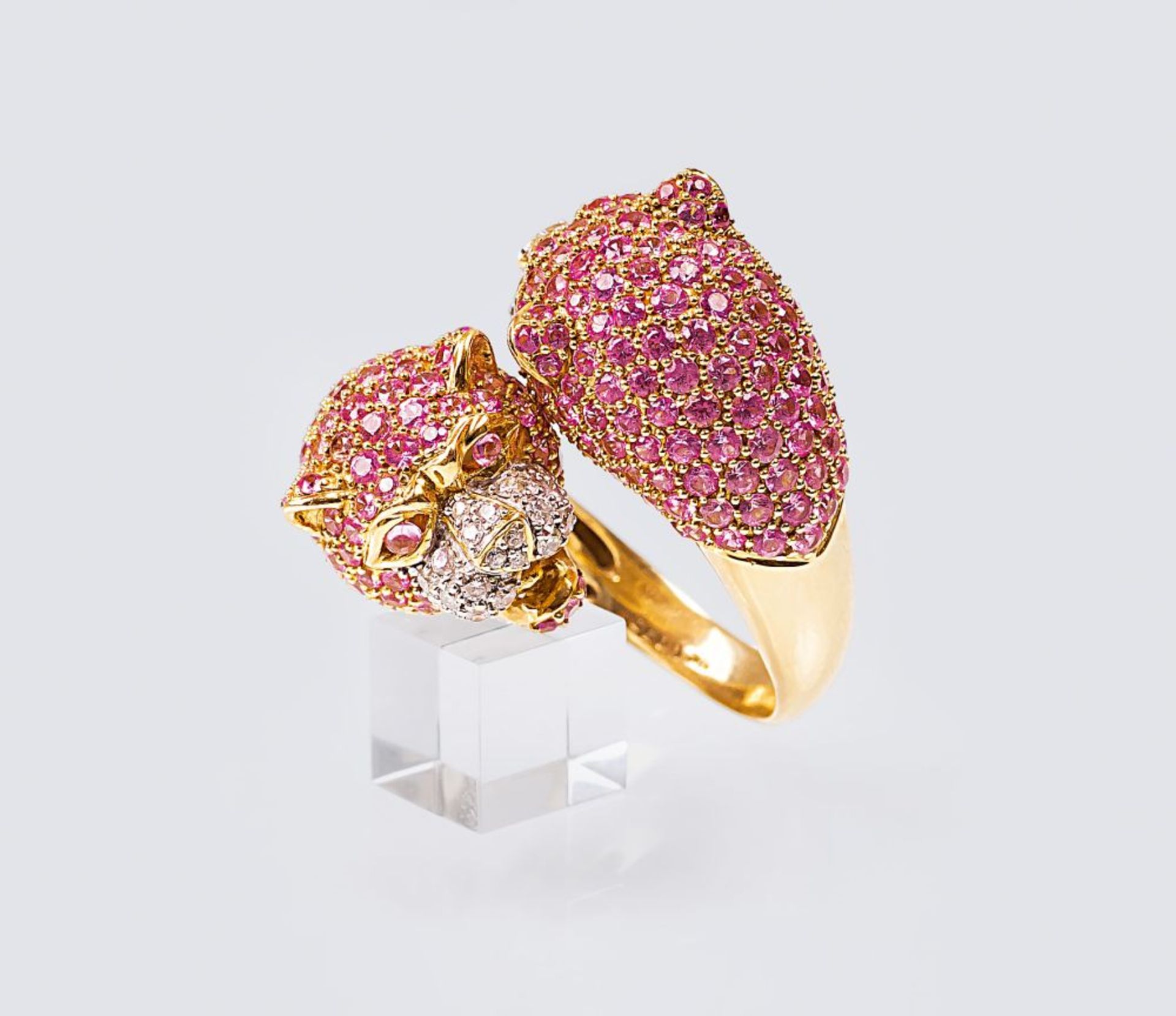 Pink-Saphir Ring 'Panther'. 18 kt. GG mit WG, gest. Gegabelte Ringschiene mit doppeltem Panther-