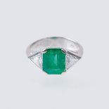 Smaragd-Diamant-Ring. 18 kt. WG, gest. Zentraler Smaragd im Smaragdschliff 2,98 ct. (ca. 9,6 x 8 x